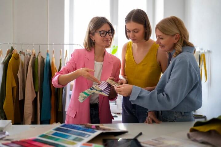 Equipo revisando prendas textiles